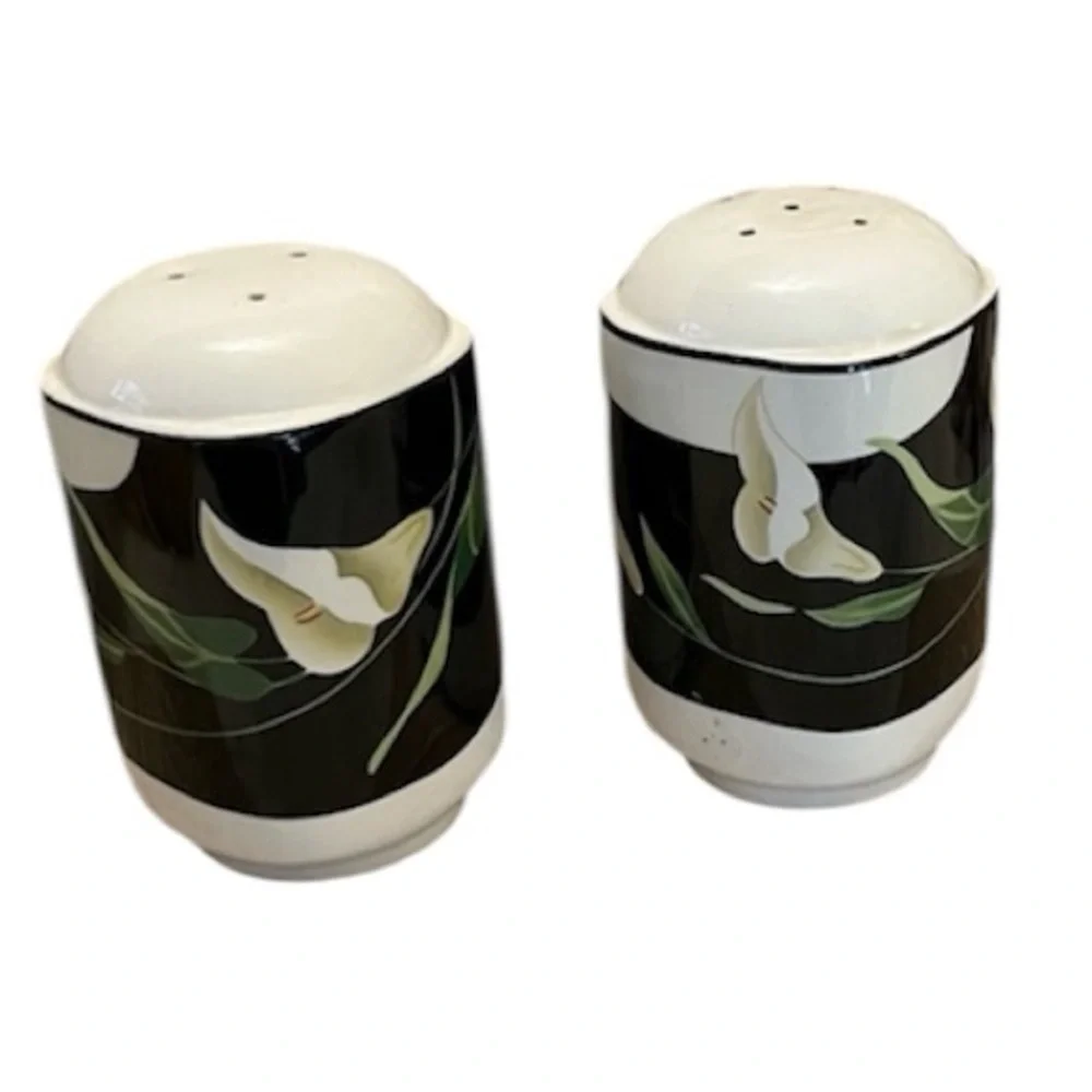 Calla Lilly Black White Green Floral Retro Salt And Pepper Shakers